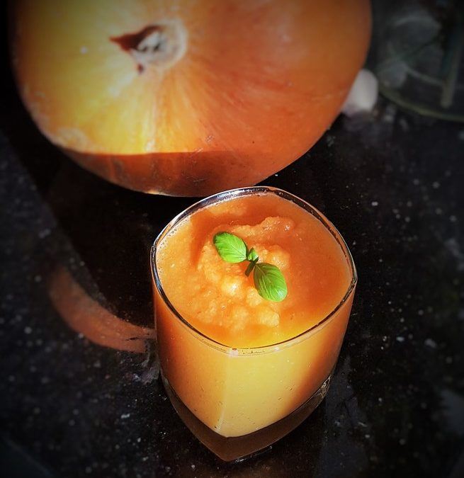 Koktajl z jabłkiem, marchwią, sokiem z pomarańczy i pestkami